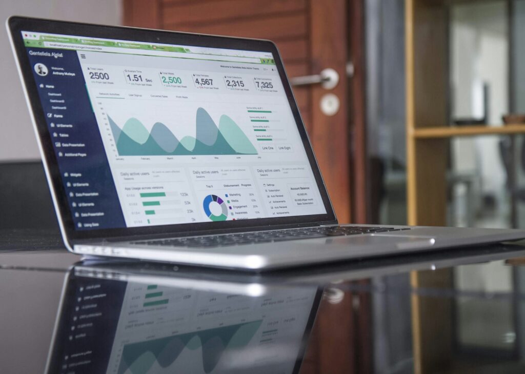 Ordinateur portable affichant un tableau de bord analytique avec indicateurs de performance et graphiques utilisés dans une démarche DMAIC d’amélioration continue.